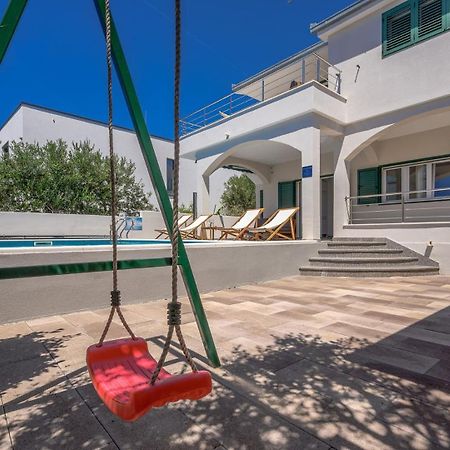 Sea Flower Beachfront Villa Sevid Bagian luar foto