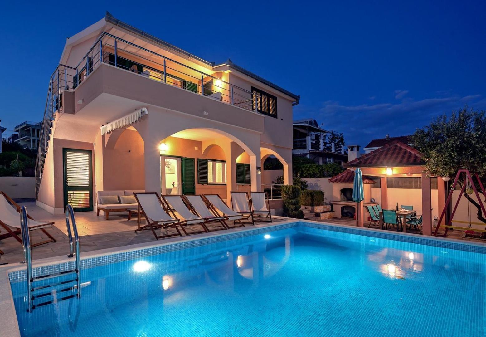 Sea Flower Beachfront Villa Sevid Bagian luar foto